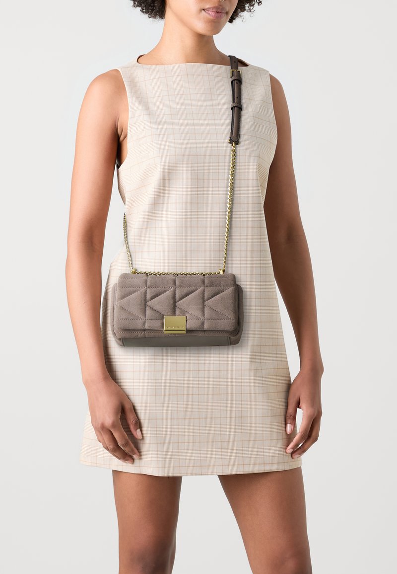 KARL LAGERFELD KUILT CROSSBODY - Taška cez plece - ash grey