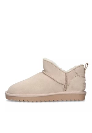 Stivaletti ankle in suede beige con una morbida fodera in pelliccia bianca, punta arrotondata e suola in gomma bassa. Presenta una cucitura laterale e una linguetta sul tallone.
