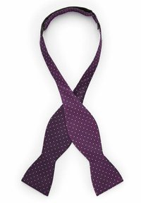 Lila fluga med prickigt mönster, tillverkad av tyg med en slät textur, formad i en klassisk fjärildesign.