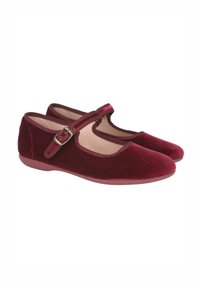 Bailarinas de terciopelo burdeos estilo Mary Jane con una única correa ajustable, punta redondeada, suave forro interior y una suela baja y flexible.