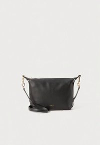 Zwarte leren crossbodytas met een strak ontwerp, goudkleurige hardware, ritssluiting en een verstelbare riem. Voorzien van een merklogo aan de voorkant.