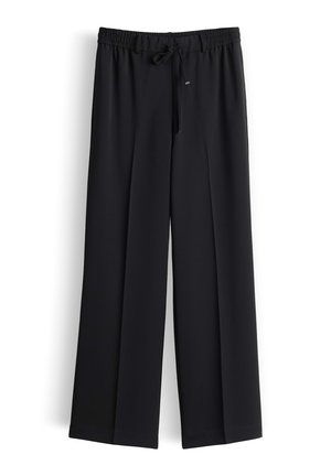 Schwarze Hosen mit weitem Bein, elastischem Bund und Kordelzug, flach auf weißem Hintergrund liegend dargestellt.