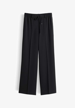 Schwarze Hosen mit weitem Bein, elastischem Bund und Kordelzug, flach auf weißem Hintergrund liegend dargestellt.