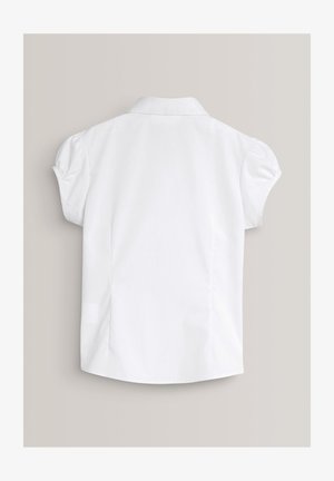 Bijela bluza s kratkim rukavima i ovratnikom, s napuhanima rukavima, glatkim tkanjem te blago zakrivljenim rubom i detaljima šavova straga.