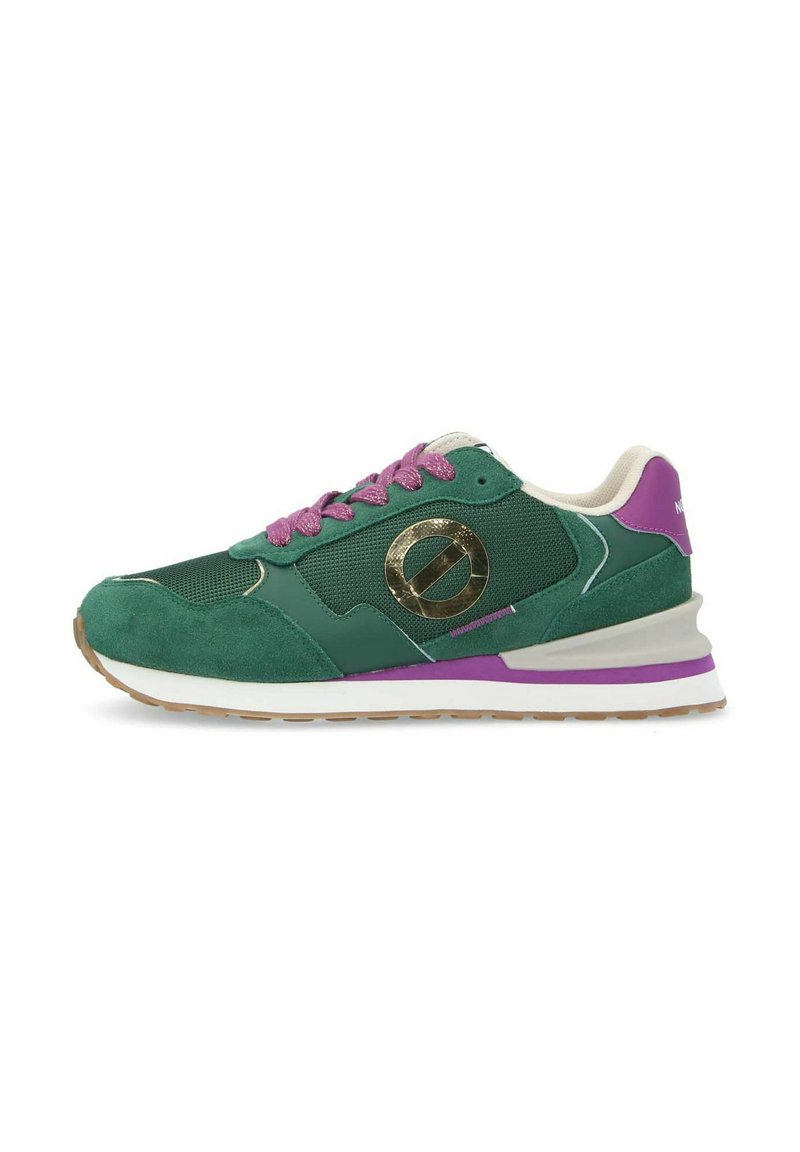 Sneaker verde in suede e rete con un logo rotondo dorato, lacci rosa e accenti viola sul tallone e sulla suola, con una doppia suola bianca.