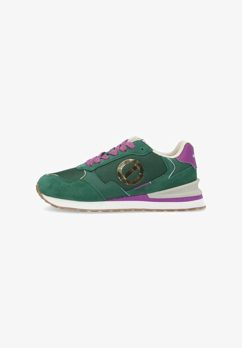 Sneaker verde in suede e rete con un logo rotondo dorato, lacci rosa e accenti viola sul tallone e sulla suola, con una doppia suola bianca.