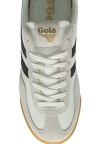 Sneakers Gola con tomaia in tessuto bianco, dettagli in suede grigi, strisce nere, lacci bianchi e suola in gomma. Dettaglio del marchio dorato sulla linguetta.