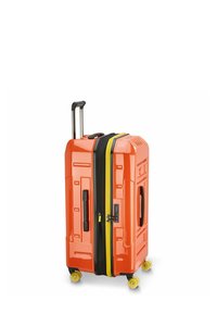 Maleta rígida de color naranja con un acabado brillante, cremallera negra, acentos amarillos, un mango extensible y cuatro ruedas amarillas para facilitar el transporte.