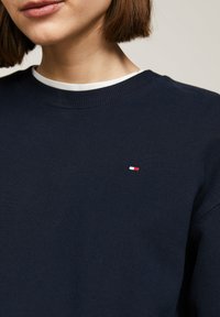 Tommy Hilfiger FLAG ON CHEST  - Felpa - desert sky