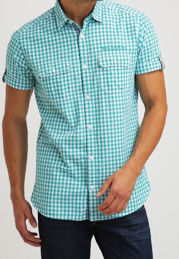 Camisa de manga corta a cuadros turquesa y blancos con cierre de botones, dos bolsillos en el pecho y puños remangados, confeccionada con tela ligera.