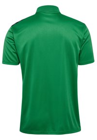 Grøn polo-shirt lavet af glat stof, med en krave og korte ærmer. Bagsiden er ensfarvet med kontrasterende accenter nær skuldrene.