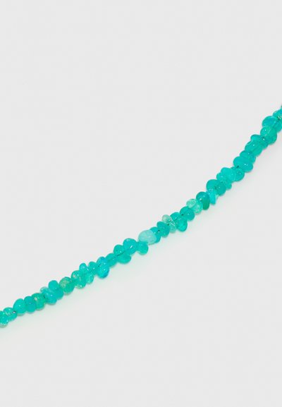 Collana di perline turchesi con piccole perline irregolari dal texture liscia e tonalità variabili di blu e verde vivace.