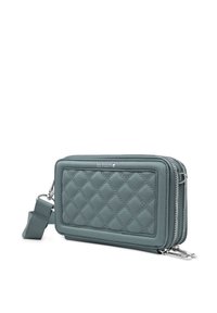 Texturovaná, světle modrá kožená peněženka s diamantovým prošíváním, stříbrnými kovovými doplňky a odnímatelným popruhem. Obsahuje zipové uzavření a má obdélníkový tvar.