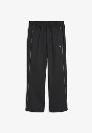 Schwarze Sporthose mit elastischem Bund, Seitentaschen, dünnen kontrastierenden Streifen an den Seiten und Puma-Logo am rechten Oberschenkel.