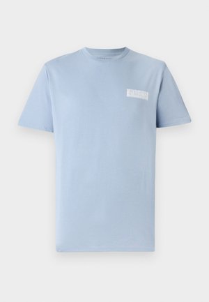 Himmelblaues Baumwoll-T-Shirt mit Rundhalsausschnitt und kurzen Ärmeln; verfügt über ein kleines weißes "GUESS"-Logo auf der linken Brust. Glatte Textur.