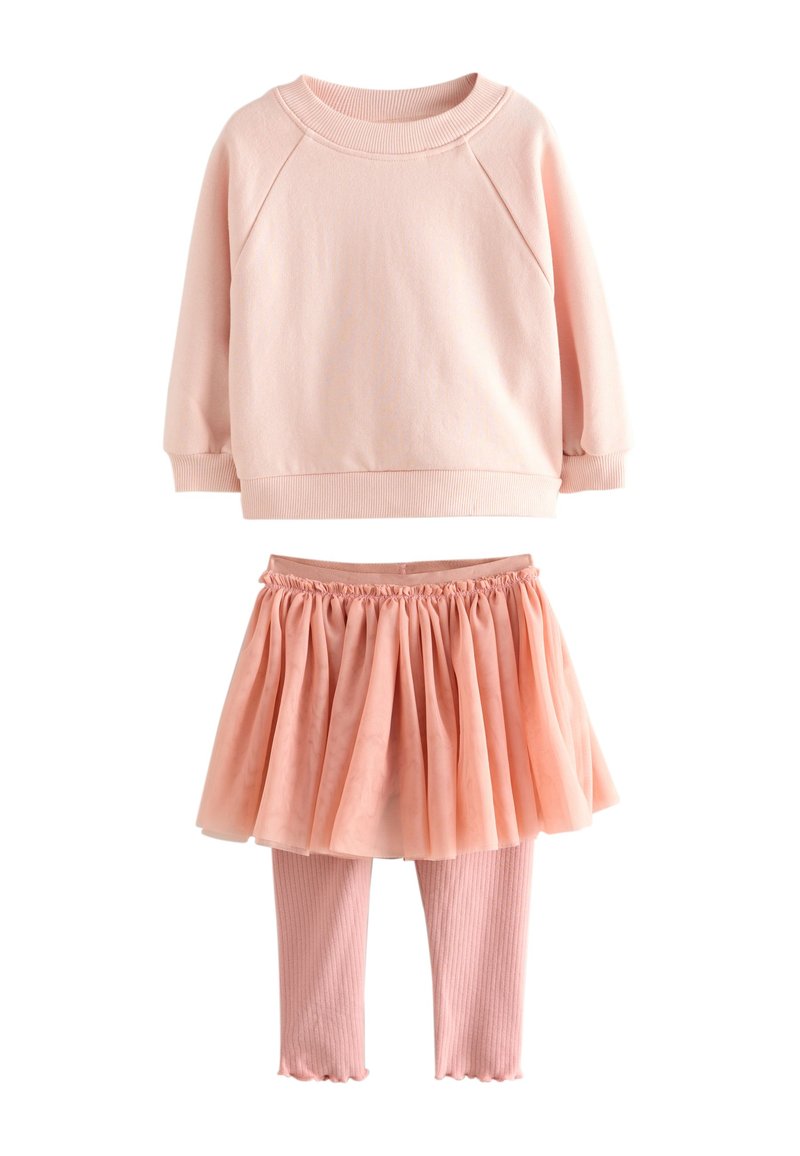 Sweatshirt rose pâle à col ras du cou et poignets côtelés, associée à une jupe en tulle à volants superposés et évasée, et des leggings roses côtelés.