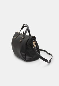Borsa a mano in pelle nera con finitura testurizzata, hardware dorato, manici doppi e tracolla removibile. Chiusura con cerniera sulla parte superiore.