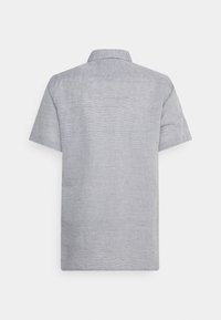 Grå kortärmad skjorta med strukturerad tyg, krage-design och subtila horisontella ränder. Bakifrån syns en ren, enkel silhuett.