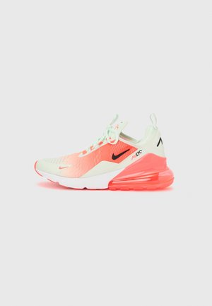 Nike Air Max 270 sneaker i mint og koral, med en mesh-overdel, stor luftpolstret hæl, sort logo og tekstureret overflade.