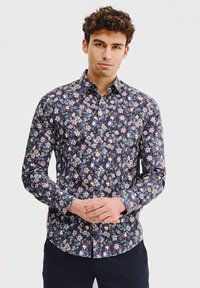 Koszula z długim rękawem w kolorze granatowym z kwiecistym wzorem w różnych kolorach. Kołnierzyk z guzikami oraz slim fit. Materiał bawełniany.
