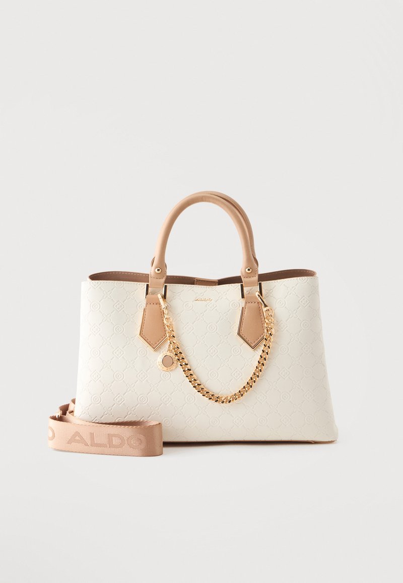 Sac cabas crème avec anses couleur cuir clair, motif embossé, détail chaîne dorée et bandoulière réglable avec logo ALDO sur fond blanc.