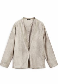 Veste gris clair texturée avec un col en V, coupe ample et manches larges ; présente des détails de panneaux contrastants sur les épaules et le devant.