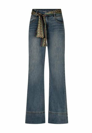 Blauwe uitlopende jeans met een patroonstoffen riem, die in een knoop in de taille is gestrikt, met klassieke vijfzakkenstijl.