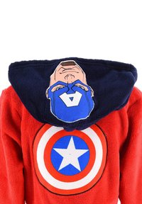 Felpa rossa in pile con un grande design dello scudo di Captain America e un cappuccio blu navy con un dettaglio della faccia di Captain America capovolta.