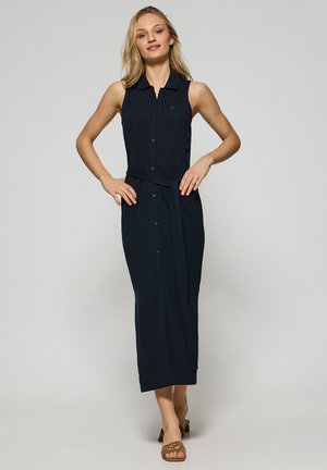 Marineblaues ärmelloses Kleid mit kragenlosem Ausschnitt, Knopfverschluss vorne und gebundenem Gürtel in der Taille, mit gerader Silhouette.