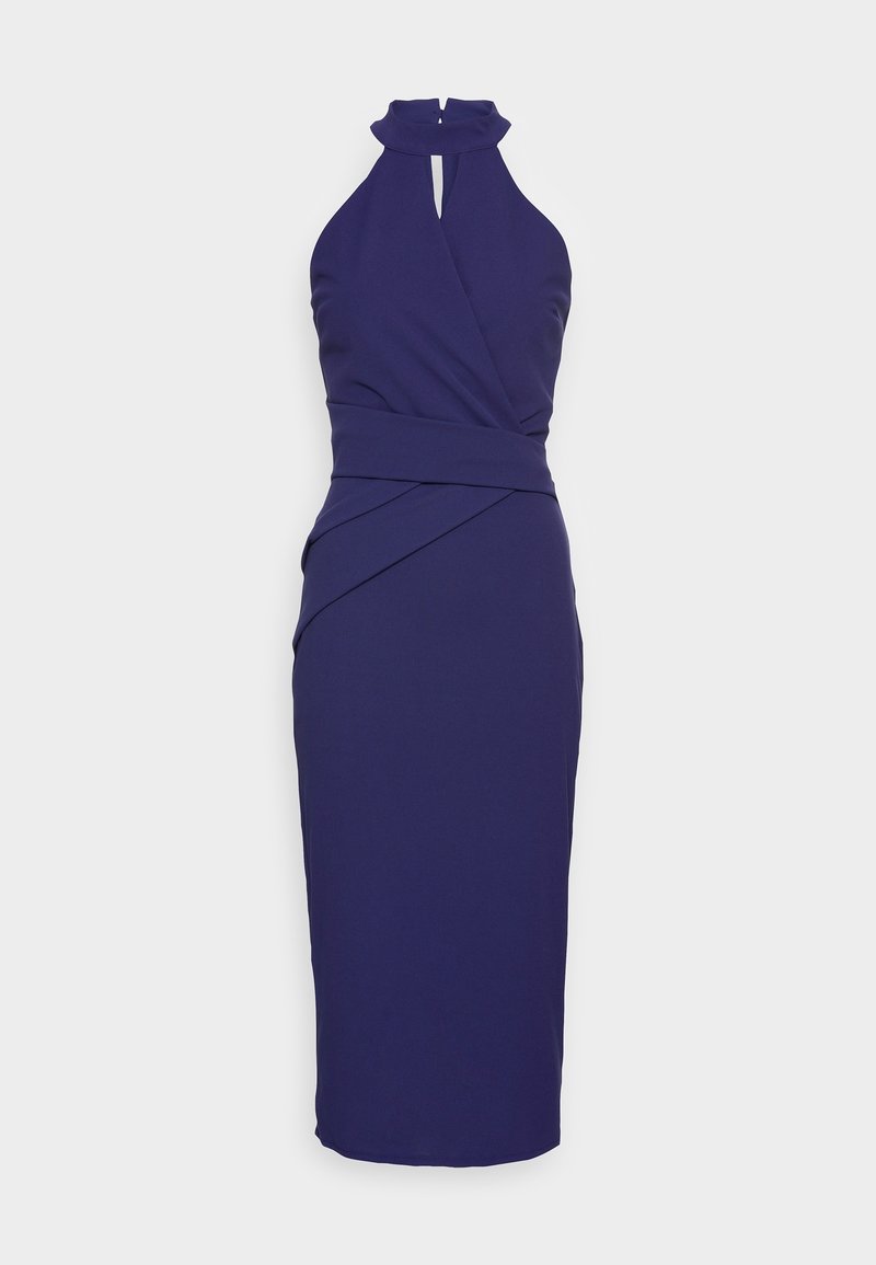 Robe midi bleu foncé sans manches avec col halter, taille froncée et jupe crayon ajustée sur fond blanc uni.