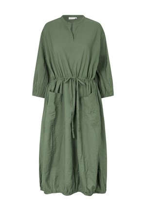Vestido midi verde oliva suelto y arrugado, con mangas tres cuartos, bolsillos delanteros, cintura elástica con lazo y un pequeño cuello en V.