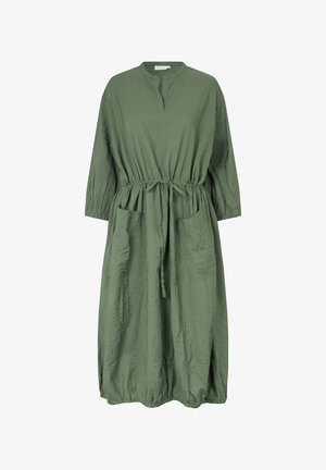 Volný, krčivý midi šaty olivově zelené barvy se třičtvrtinovými rukávy, předními kapsami, elastickým pasem se zavazováním a malým výstřihem do V.