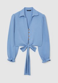 Blusa corta azzurra con maniche lunghe e arricciate, chiusura frontale con bottoni e vita annodata. Tessuto morbido con una texture liscia.