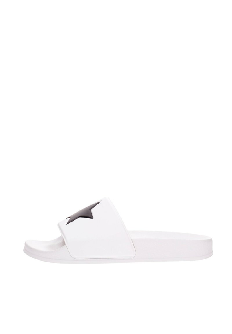 Sandal blanc en plastique avec une large sangle ornée d'un motif de star noir. Il a une semelle plate et une forme simple et minimaliste.