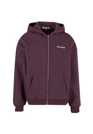 Lila Zip-Hoodie aus weichem Stoff, mit einer Vordertasche, gerippten Bündchen und einer Kapuze. Das Logo der Marke ist auf der Brust zu sehen.