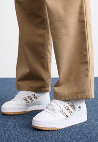 Nepasirinkta, footwear white/core black