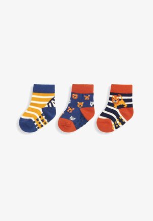 Trois paires de chaussettes pour tout-petits : bleu marine avec des rayures jaunes, bleu avec des visages d'animaux et orange avec des rayures noires et blanches. Matériau en tricot doux.