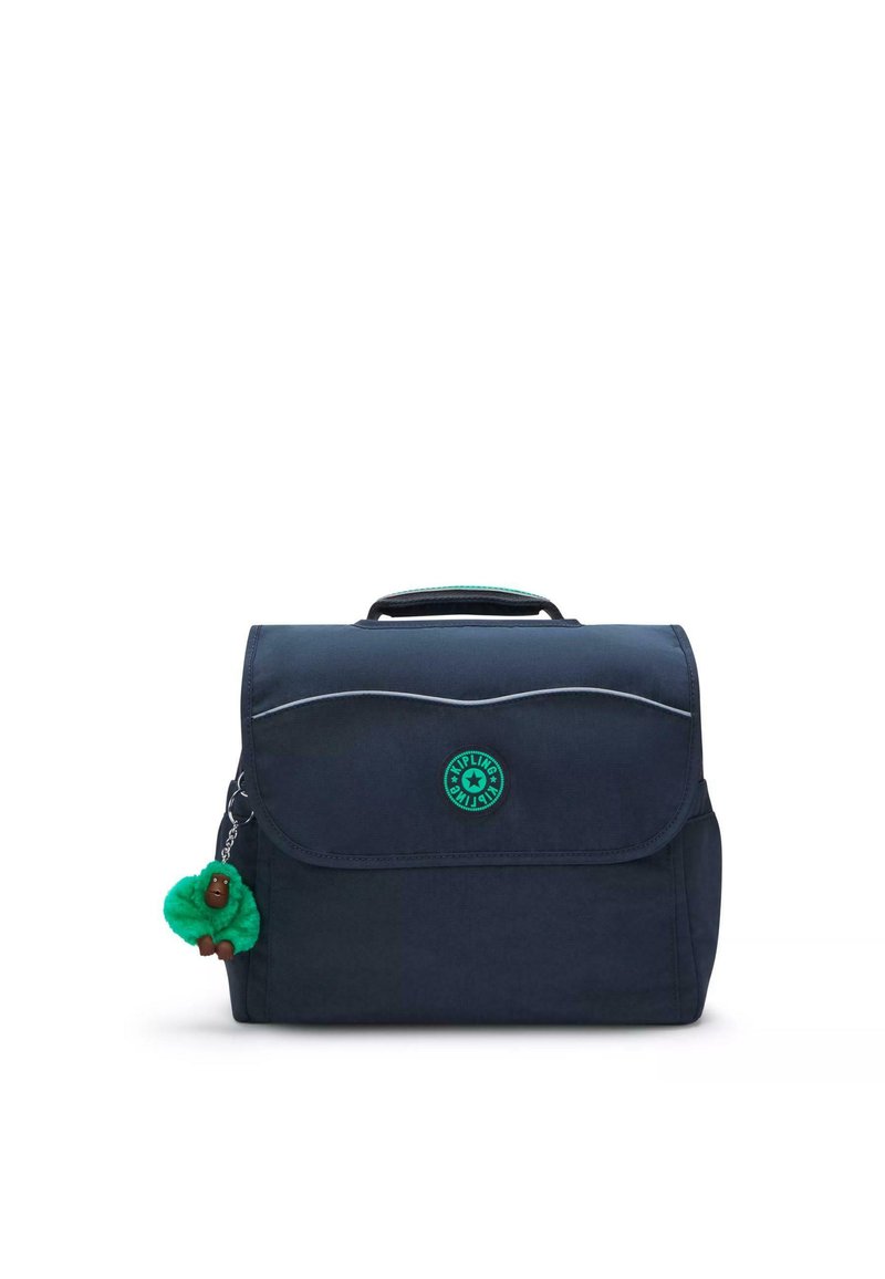Borsa in tessuto blu navy con chiusura a patta, logo verde, cuciture bianche e un portachiavi peloso verde che presenta una piccola figurina di un animale.