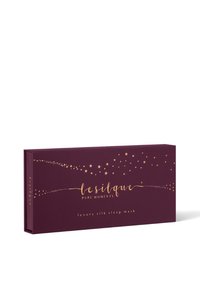 Paarse doos met gouden sterren en tekst "lesilque Pure Moments luxury silk sleep mask" op een witte achtergrond.