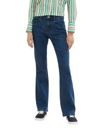 Dunkelblaue denimblaue Schlagjeans mit mittelhohem Bund, ausgestattet mit Vorderaschen und einem leichten Glanz, kombiniert mit einem gestreiften Langarmshirt.