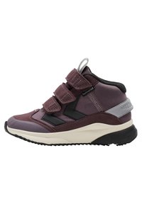 Lilla højhælet sneaker med en blanding af tekstil og syntetiske materialer, med tre justerbare velcrobånd og en tekstureret gummisål.