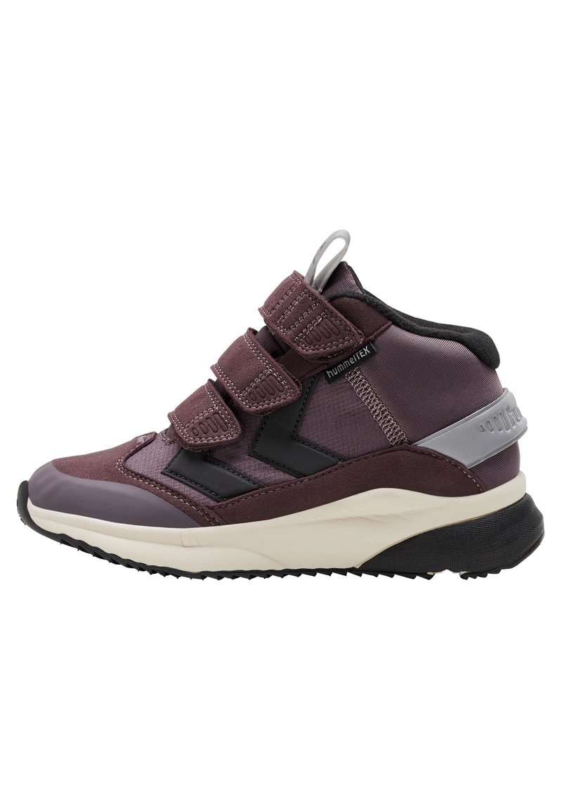 Lilla højhælet sneaker med en blanding af tekstil og syntetiske materialer, med tre justerbare velcrobånd og en tekstureret gummisål.