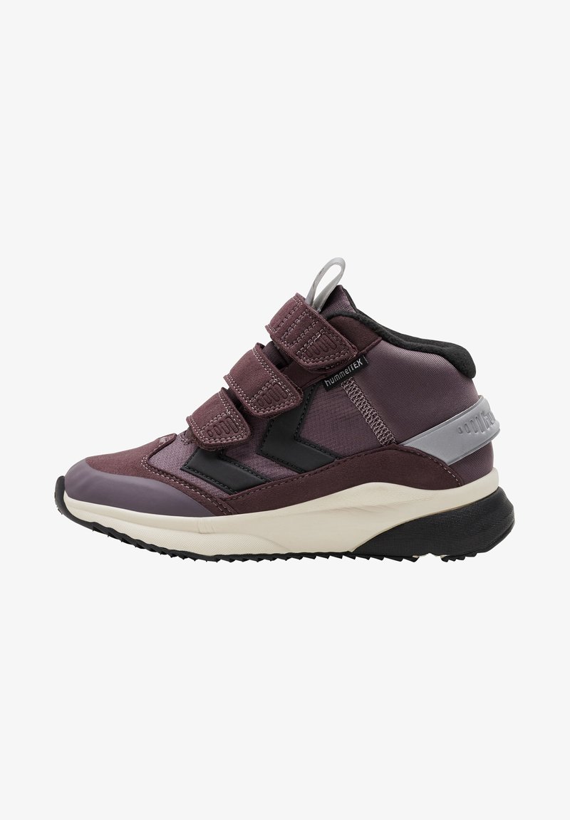 Lilla højhælet sneaker med en blanding af tekstil og syntetiske materialer, med tre justerbare velcrobånd og en tekstureret gummisål.