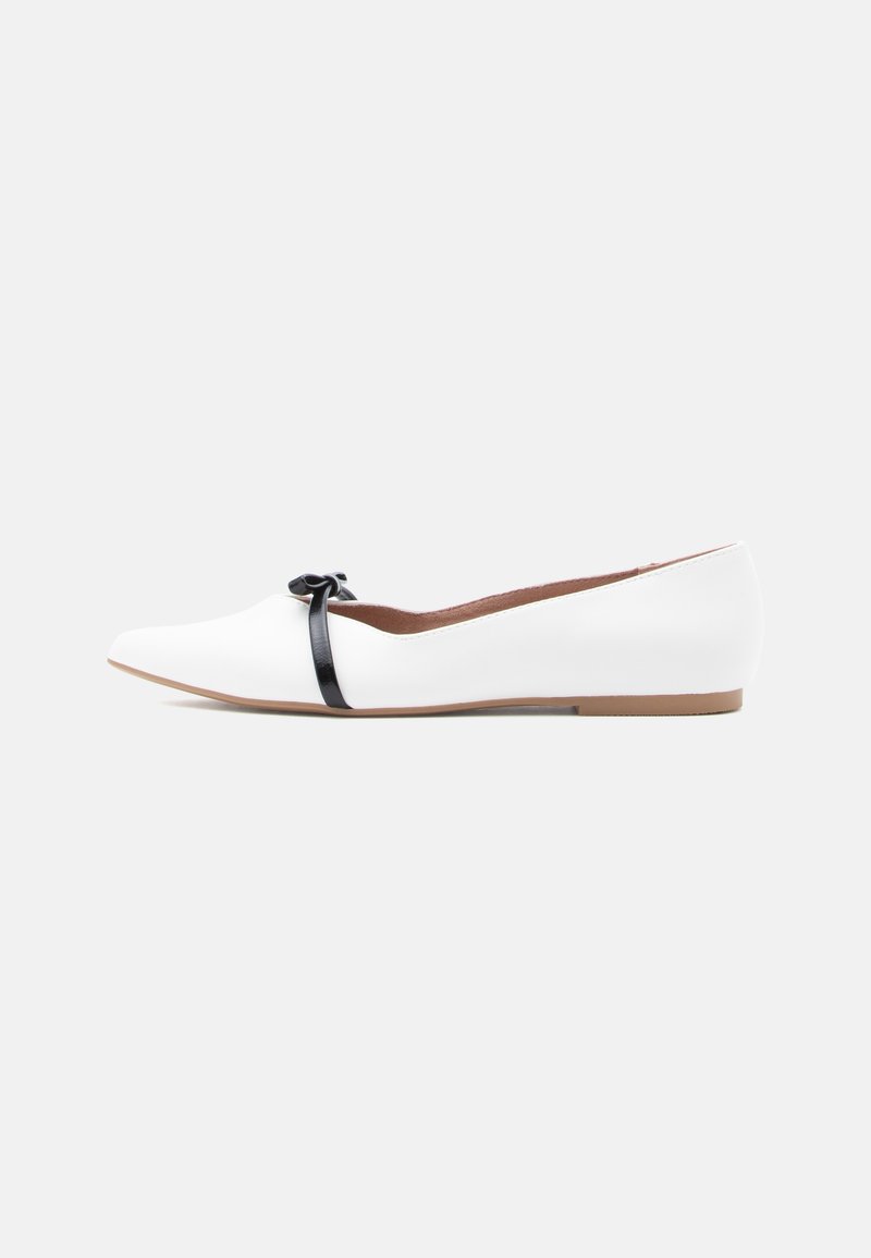 Λευκή μπαλαρίνα με μυτερή μύτη, διαθέτει μαύρο λουράκι και φιόγκο στο πάνω μέρος. Λείος πάτος και  διακριτικό τακούνι.