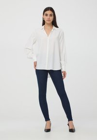 Terranova CON COLLETTO E SCOLLO A V - Camicia - bianco lana