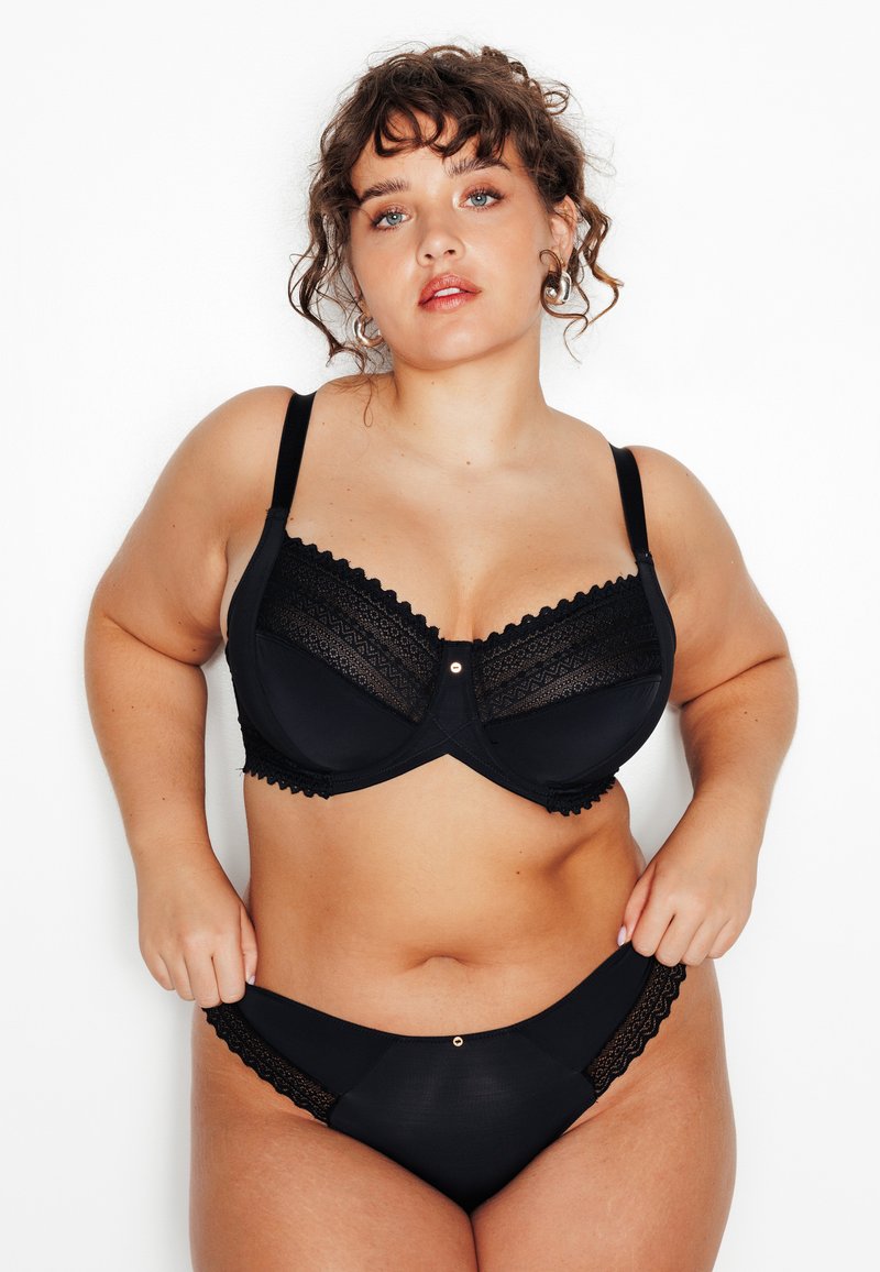 Set di lingerie nera con reggiseno balconcino rifinito in pizzo e slip a vita alta abbinati, entrambi con una delicata lucentezza e dettagli dorati.