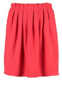 Červená plisovaná sukně z lehkého materiálu s texturovaným povrchem. Má vysoký pas a splývavou siluetu ve tvaru A.
