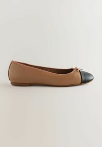 Balletflat gemaakt van soepel bruin leer met een zwarte lakleren punt, met een klein strikje aan de voorkant. Platte zool.