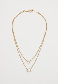 Collier à plusieurs couches en ton or avec des chaînes doubles. L'une présente un pendentif en cristal rond ; l'autre a un accent circulaire décoré de petites pierres.