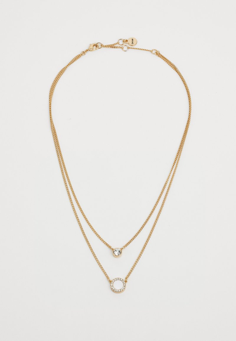 Collana a strati in tonalità oro con doppie catene. Una presenta un pendente rotondo in cristallo; l'altra ha un accento circolare decorato con piccole pietre.